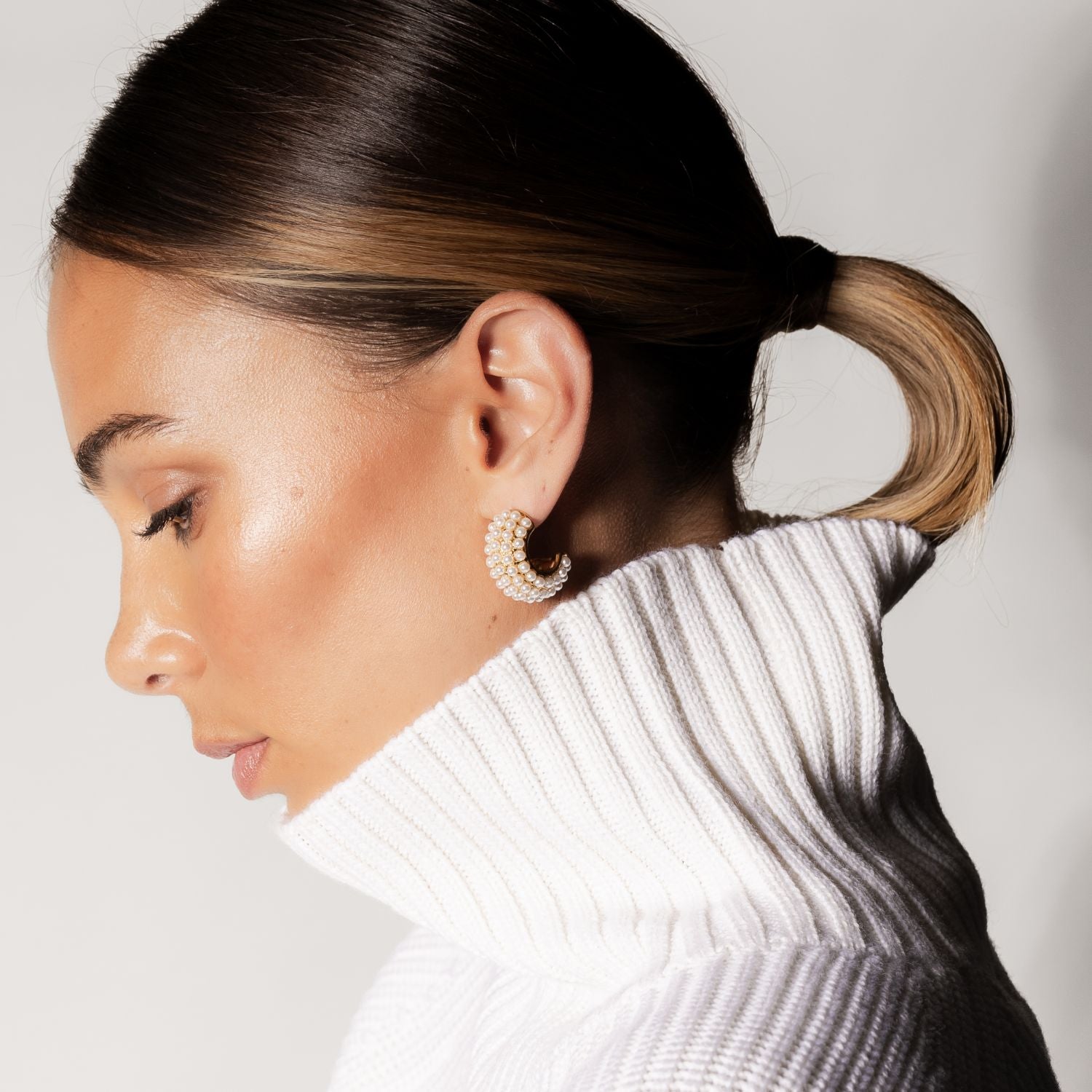 Silk & Steel Hera hoop earrings with pearls in 14k gold-plated stainless steel.