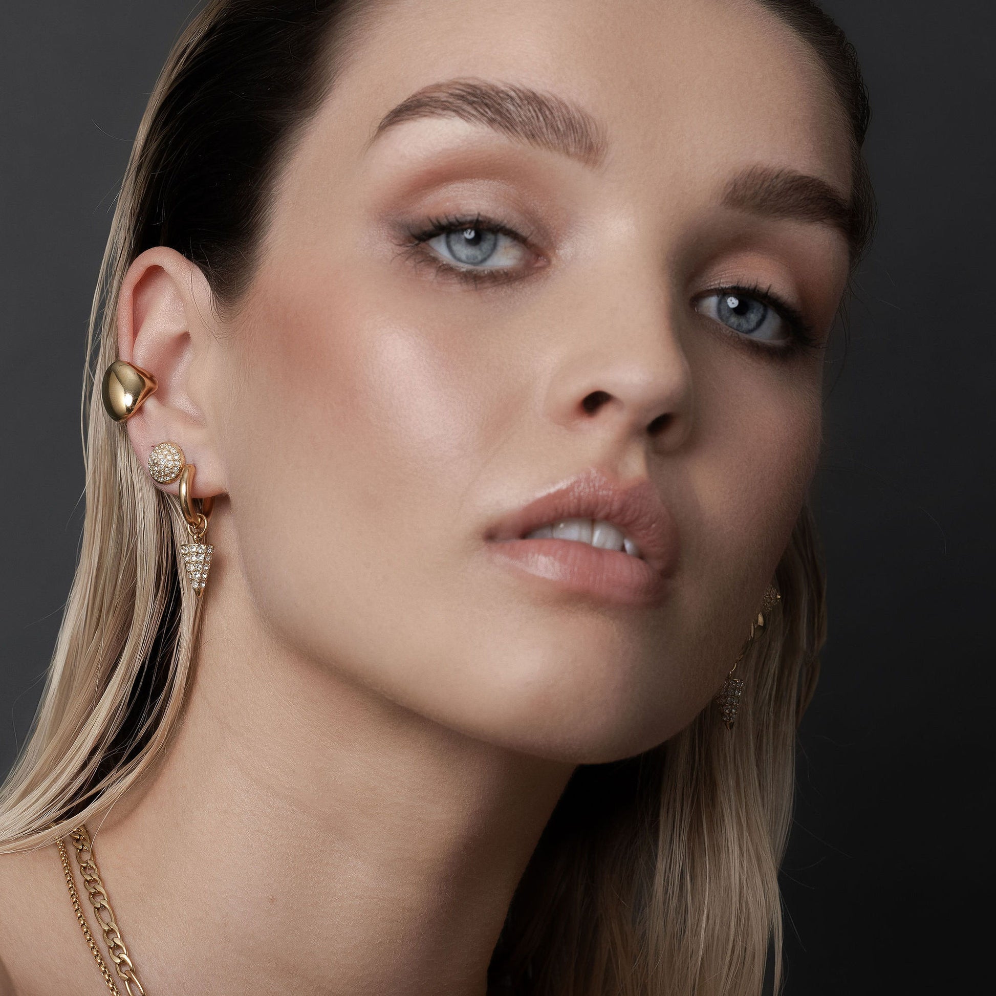Dynamic Chunky Ear Cuff in 14k gold-plated stainless steel | Silk & Steel Jewellery
