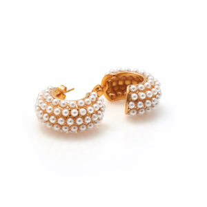 Silk & Steel Hera hoop earrings with pearls in 14k gold-plated stainless steel.