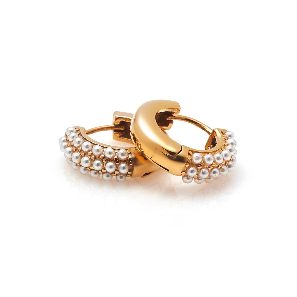 Silk & Steel Amara hoop earrings with pearls in 14k gold-plated stainless steel.