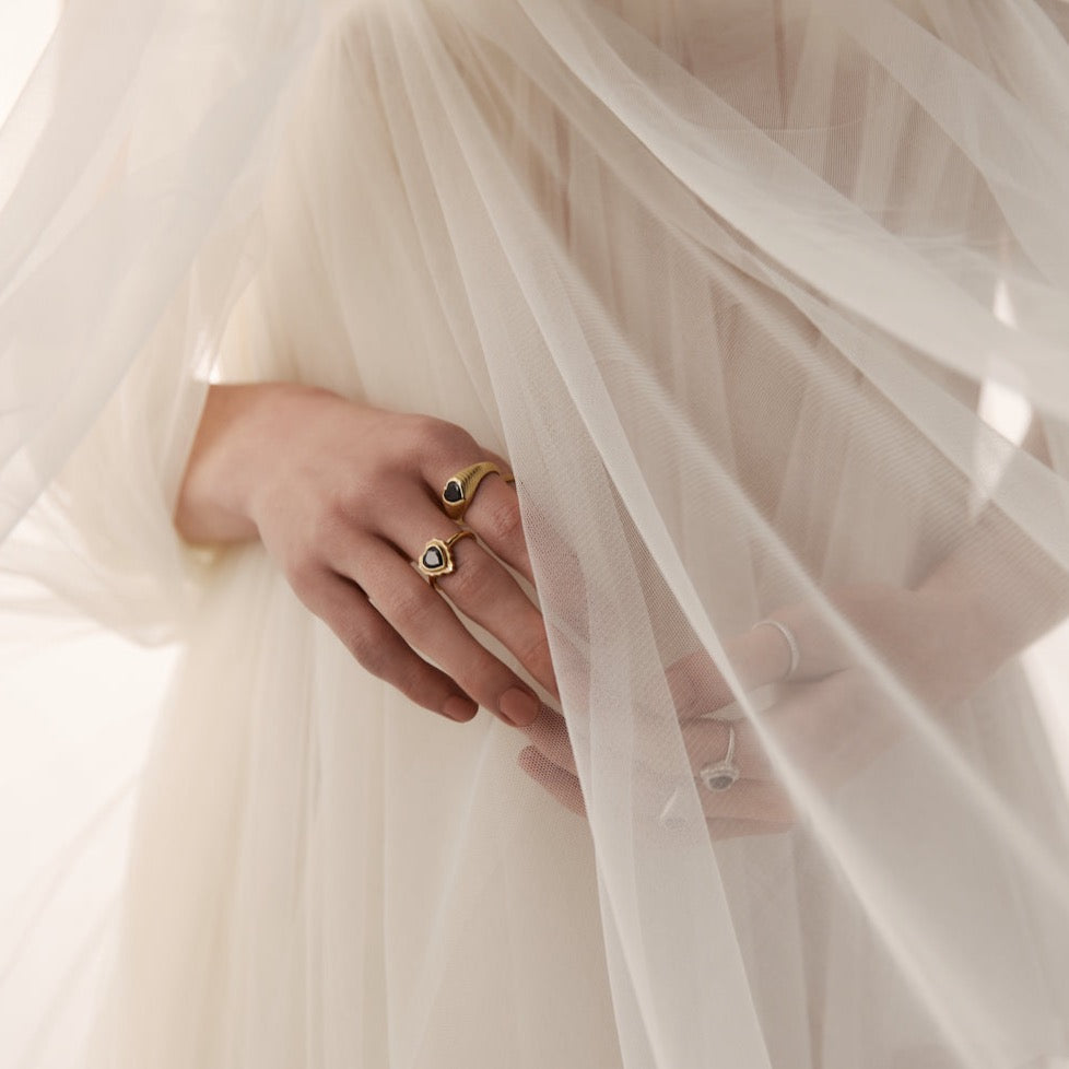 Romantique Signet Ring Black Spinel + Gold